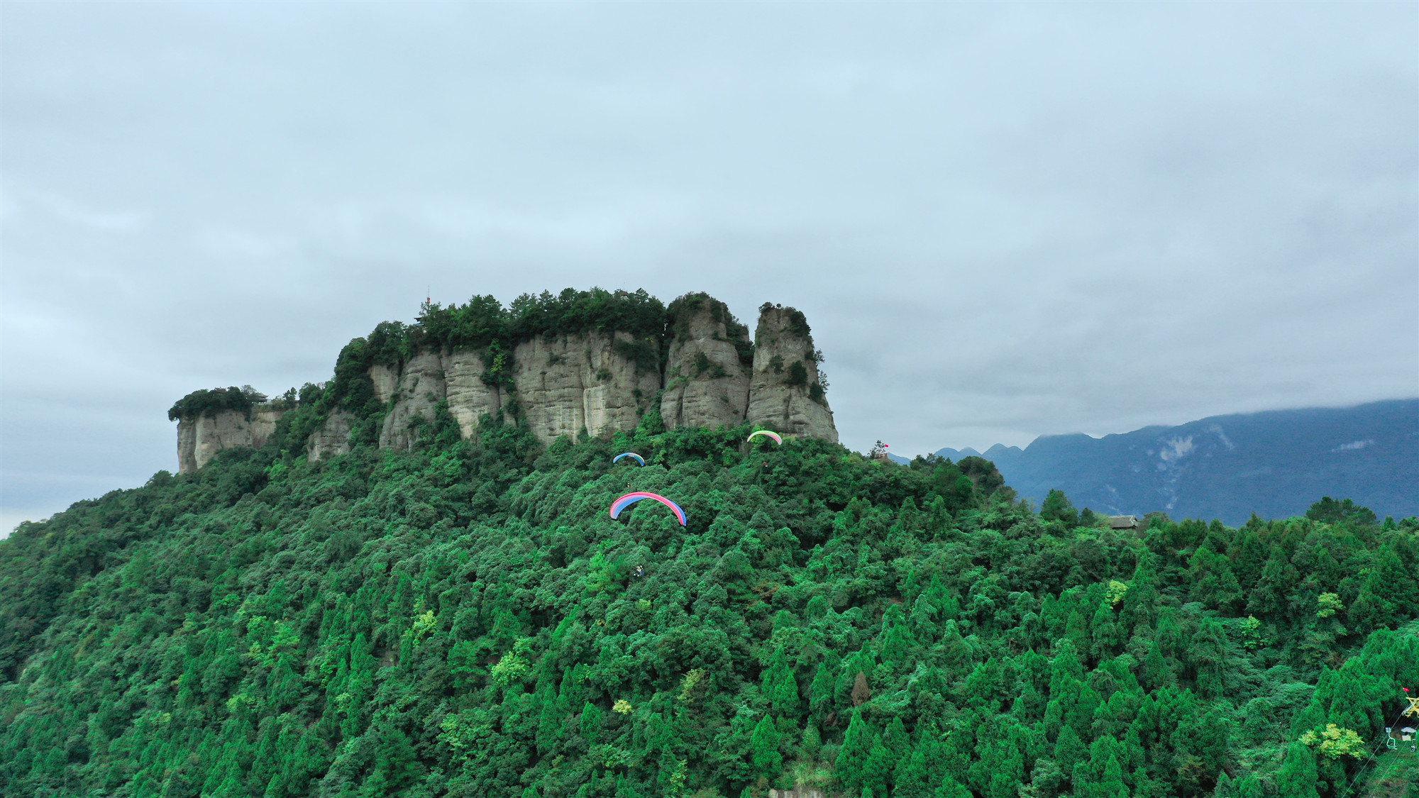 畢業(yè)季—飛翔的青春年華！竇圌山滑翔傘勁爆價(jià)450元帶你圓夢(mèng)藍(lán)天！